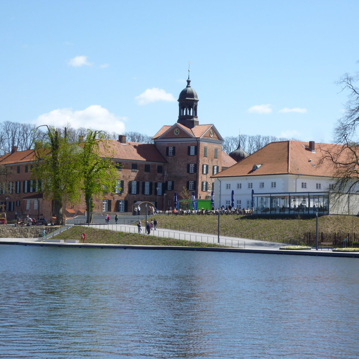 Blick über den Großen Eutiner See auf Schloss Eutin und die Uferpromenade