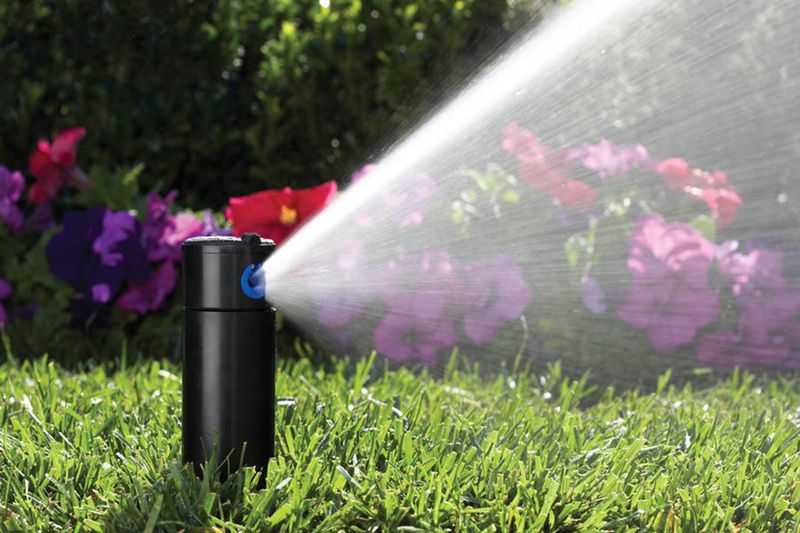 Automatische Gartenbewässerung auf einer Rasenfläche